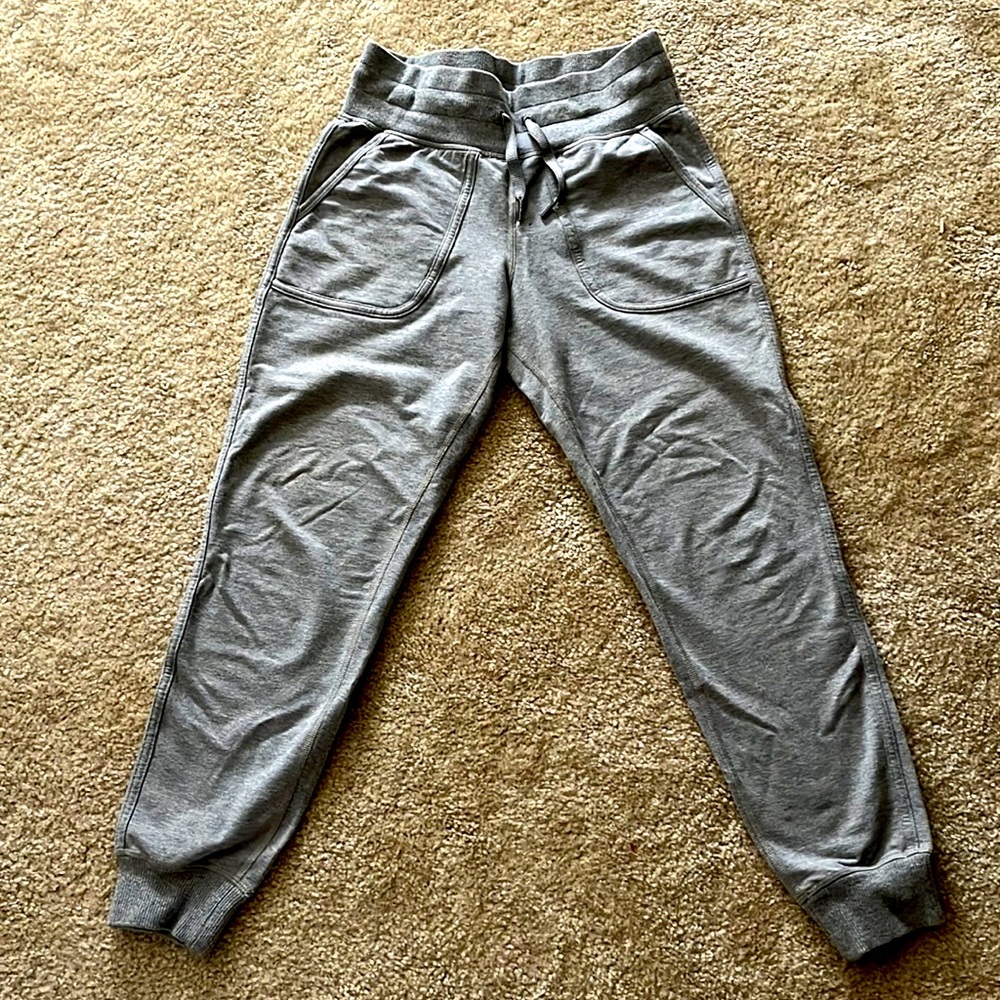 Lululemon cropped joggers in heather gray size 4!!